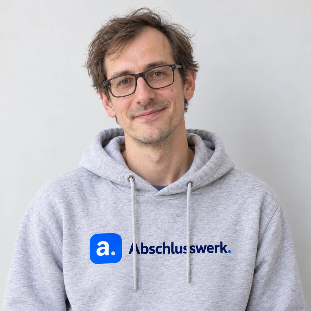 KI-generiertes Beispielporträt von David Fischer in Kleidung mit Abschlusswerk-Logo